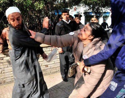 کتک زدن شیخ سلفی توسط یک زن