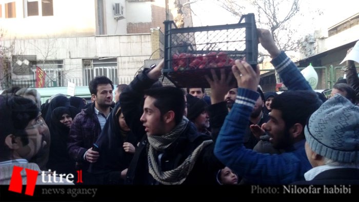 پرتاب گوجه فرنگی به سمت سفارت فرانسه در تهران