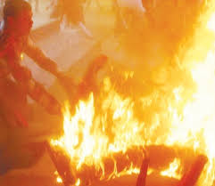 ///سیاست مدار هندی در آغوش مرد آتش+تصاویر