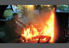 ///سیاست مدار هندی در آغوش مرد آتش+تصاویر