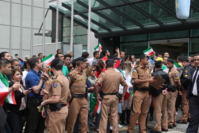 حضور هواداران تیم ملی در مقابل هتل در برزیل