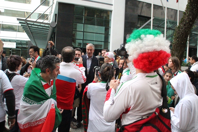 حضور هواداران تیم ملی در مقابل هتل در برزیل