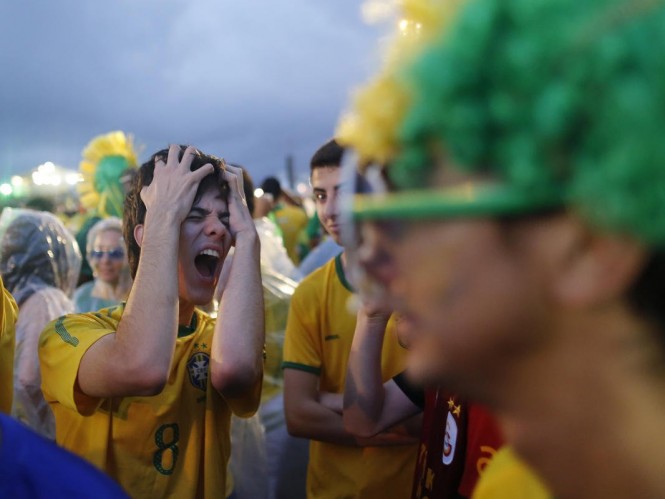 به آتش کشیدن پرچم برزیل توسط خود برزیلی ها بعد از شکست سنگین