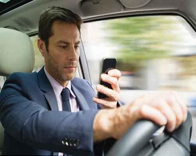 تفنگی که راننده درحال صحبت با موبایل را لو میدهد