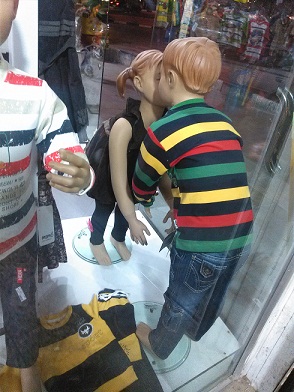 حرکت غیر اخلاقی پسر و دختر در یکی از مغازه های کرج + عکس