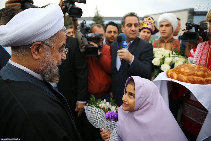 دختری که در روسیه به استقبال روحانی آمد+عکس