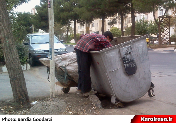7 صبح؛ دانش آموزی در سطل آشغال!/ عکس