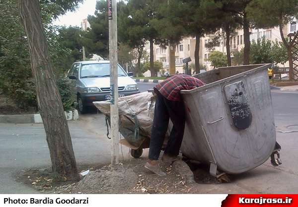 7 صبح؛ دانش آموزی در سطل آشغال!/ عکس