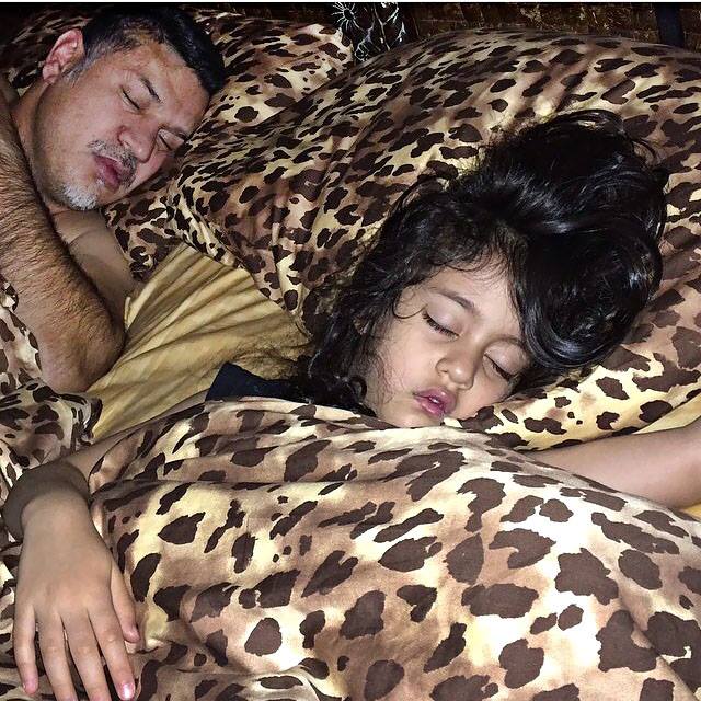 عکسی متفاوت از علی دایی و دخترش هنگام خواب!
