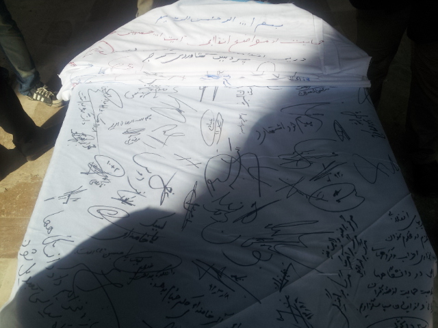 امضای طومار صدها نفری از دانشجویان البرزی در حمایت از مواضع امام جمعه کرج +عکس