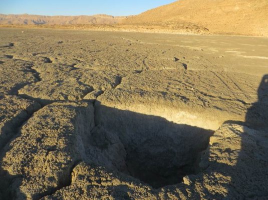پای خشکسالی به فارس رسید/ فروچاله ها این باربه سراغ دریاچه مهارلو رفتند