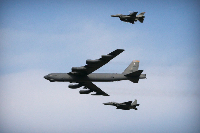 پرواز تهدید آمیز B52 آمریکا در مرز کره شمالی و جنوبی