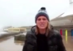 فیلم لحظه برخورد ماهی طوفان زده به صورت گزارشگر تلویزیونی