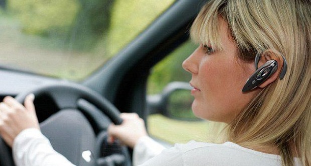 استفاده از هندزفری هنگام رانندگی در افزایش ایمنی تفاوتی ندارد