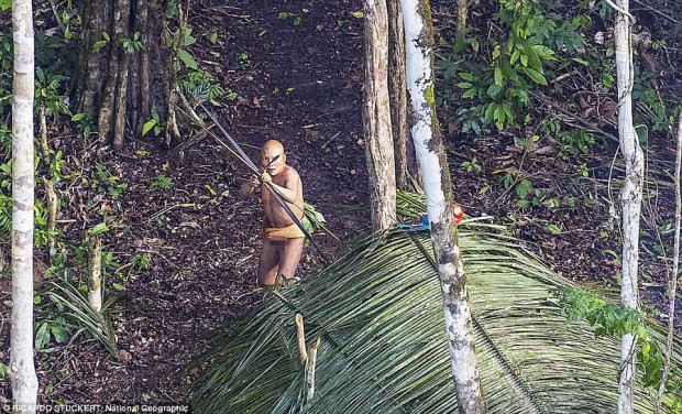 قبیله ای در آمازون که به سبک انسان های اولیه زندگی می کنند + تصاویر