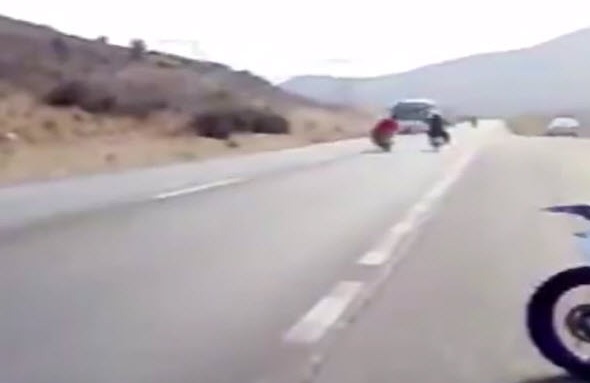 تصادف دلخراش موتورسوار ایرانی با اتوبوس/ فیلم