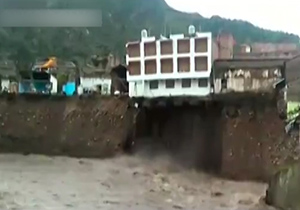 سقوط هتل به داخل رودخانه بر اثر سیل/ فیلم