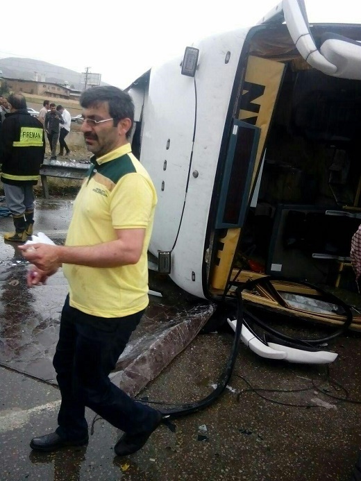 واژگونی اتوبوس مسافربری در جاده کرج-قزوین/ 4نفر مجروح شدند+عکس