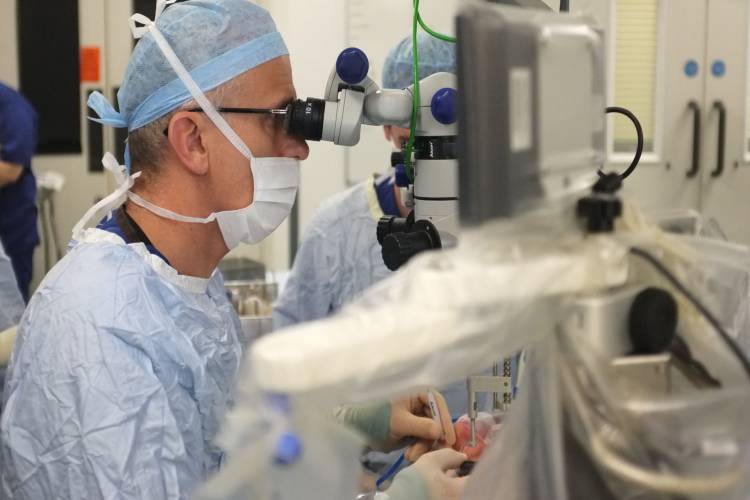 اولین جراحی چشم با کمک ربات در انگلستان