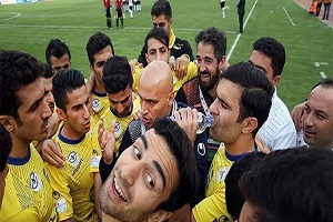 حضور بازیکنان نفت تهران مقابل وزارت نفت/حقوق زن و فرزندمان را بدهید