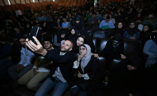 اکران‌ فیلم سینمایی «هیهات» در دانشگاه تهران