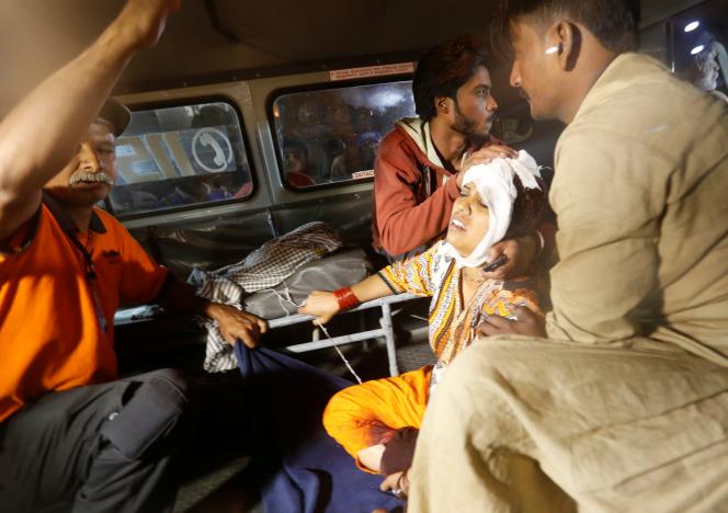 ///بیش از 160 نفر کشته و زخمی در انفجار زیارتگاه 