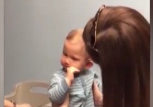 واکنش جالب کودک 10 ماهه ناشنوا بعد از شنیدن صدای مادرش/ فیلم