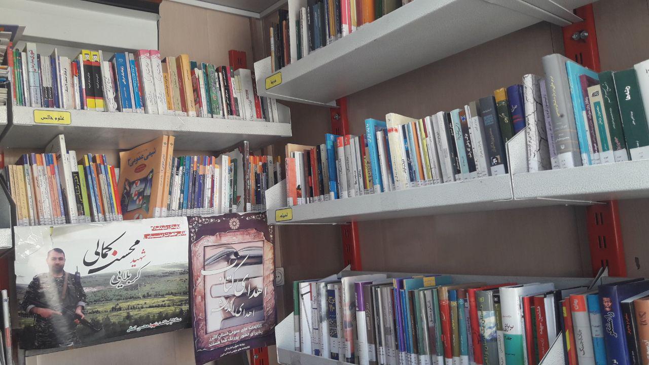 وقتی کامیونت ایسوزو فروغ دانایی با 2 هزار عنوان کتاب از فضای مجازی سبقت گرفت!/ عضویت 500 روستایی در تنها کتابخانه سیار کرج