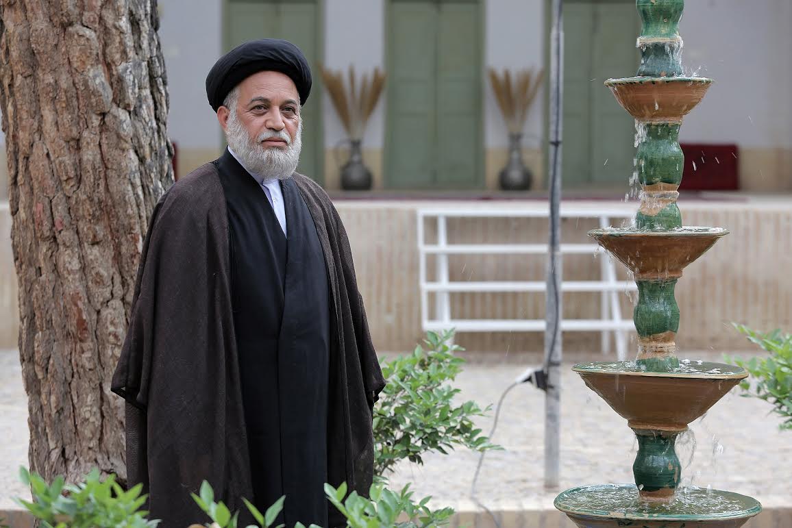 محمدحسین لطیفی در نقش یک روحانی
