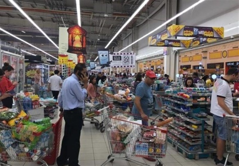 مردم قطر برای خرید و ذخیره مواد غذایی به فروشگاه ها هجوم بردند
