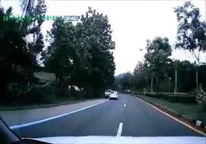 لحظه واژگونی یک خودرو پس از تصادف با وانت/ فیلم