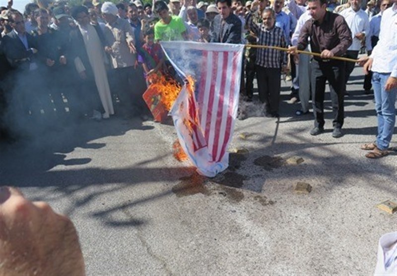 تظاهرات کنندگان روز قدس پرچم‌های آمریکا و اسرائیل را به آتش کشاندند