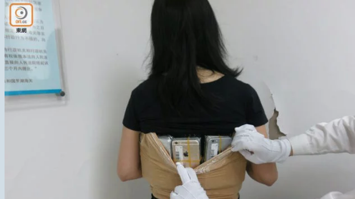 جاسازی حرفه ای 120 گوشی آیفون در بدن زن جوان + عکس