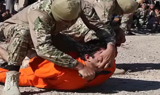 لحظه سر بریدن دو داعشی به جرم خیانت + فیلم