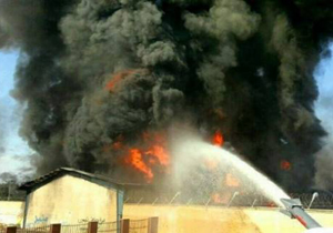 آتش سوزی گسترده انبار مجتمع پتروشیمی در شورآباد/ مصدومیت یک آتش نشان در حادثه