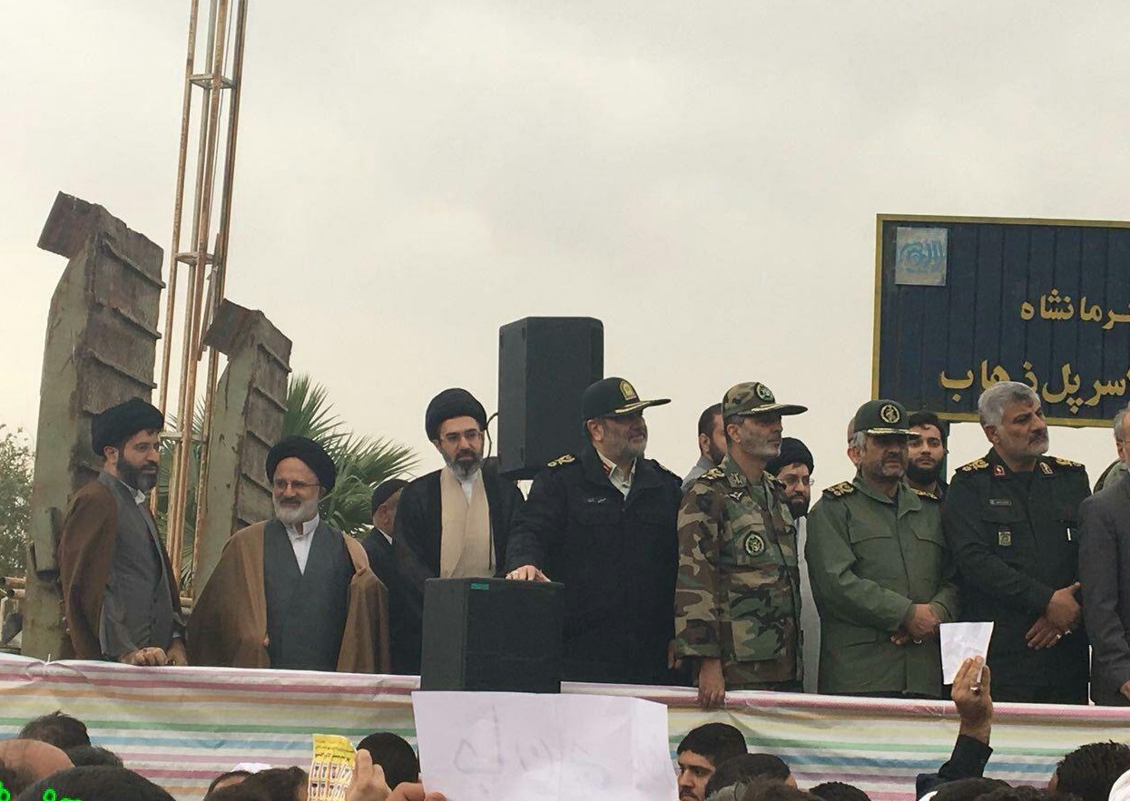 فرزاندان رهبر انقلاب اسلامی در حاشیه بازدید از مناطق زلزله زده/ تصویر