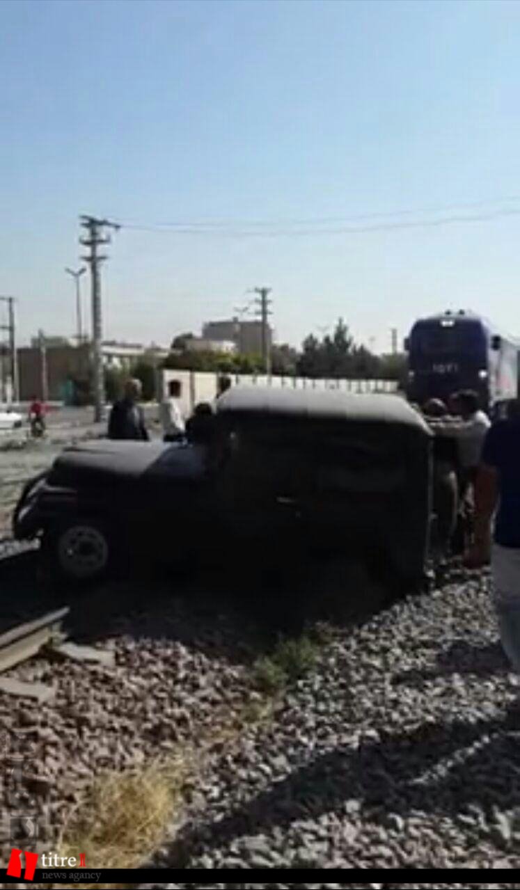 یک خودرو قطار راه آهن مهرشهر کرج را وادار به توقف کرد + تصاویر