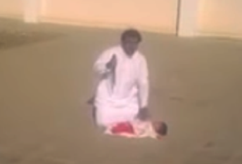 تلاش یک سعودی برای ذبح نوزاد 3 ماهه‌اش +فیلم