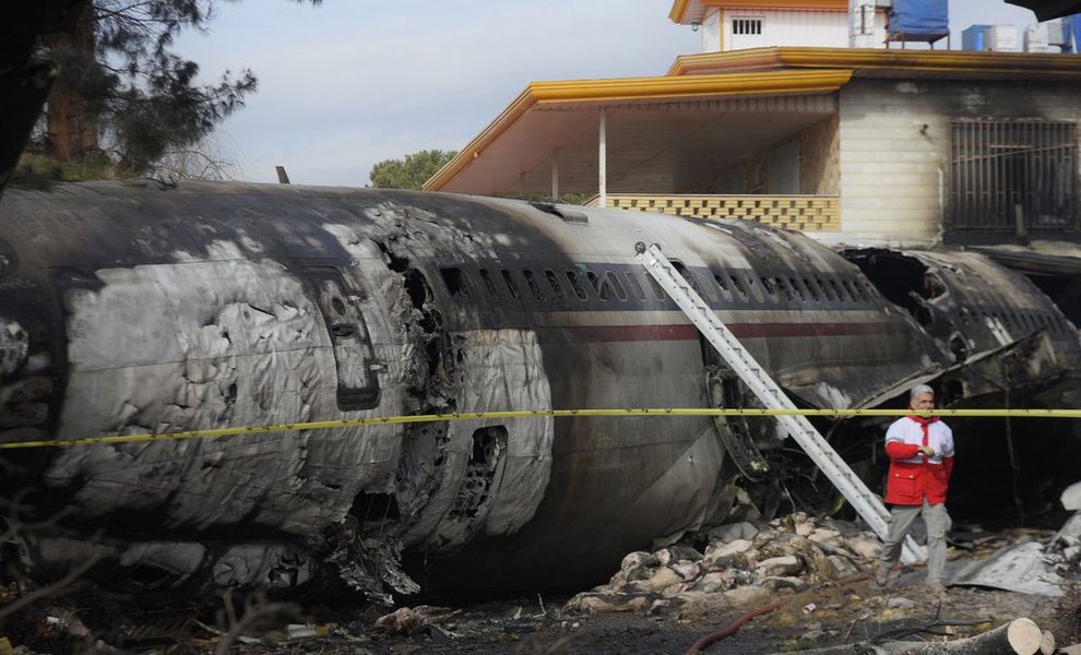 پایان عملیات امدادرسانی/ جعبه سیاه هواپیما در زیبادشت پیدا شد/ جسد یک زن درمیان 15 سرنشین کشته شده هواپیما/ اسامی کروی پرواز بوئینگ  707 اعلام شد/ جلسه مدیریت بحران در فردیس تشکیل شد