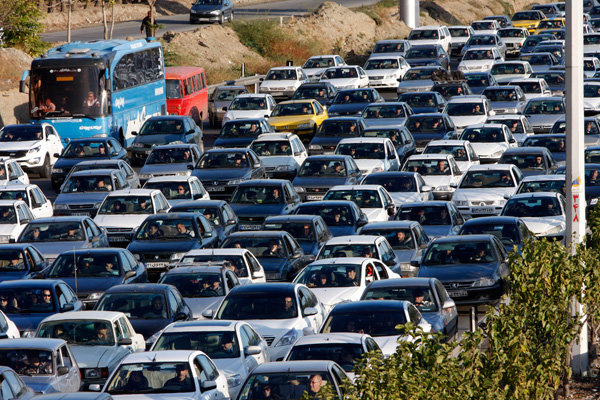 ترافیک در آزادراه قزوین - کرج -تهران/ تردد در محورهای کوهستانی فقط با زنجیر چرخ