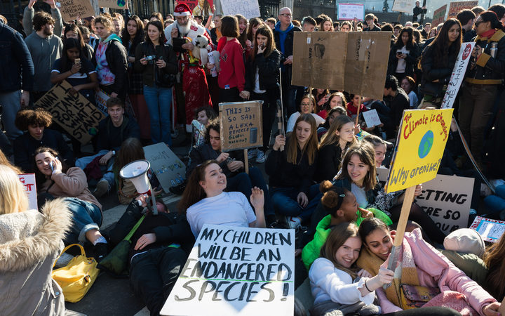 هزاران دانش آموز انگلیسی به خاطر تغییرات آب و هوایی اعتراض کردند