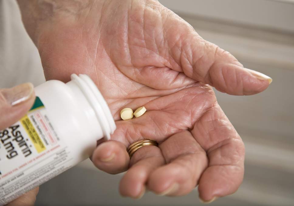 بزرگسالان سالم به دلیل خطر خونریزی شدید باید از استفاده روزانه از آسپرین اجتناب ورزند/ مصرف این دارو 11 درصد خطر بیماری های قلبی را کاهش می دهد