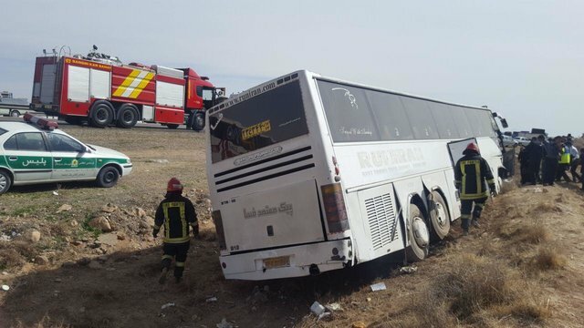 واژگونی اتوبوس در جاده شیراز - مرودشت 13 مصدوم برجا گذاشت