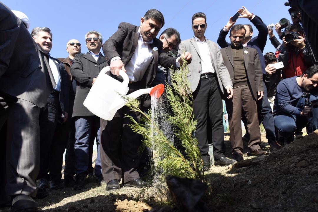 اختصاص 10 درصد بودجه 98 شهرداری کرج به توسعه فضای سبز/ پاسداشت 5 هزار و ۲۰۰ شهید البرز با درختکاری در روستاها