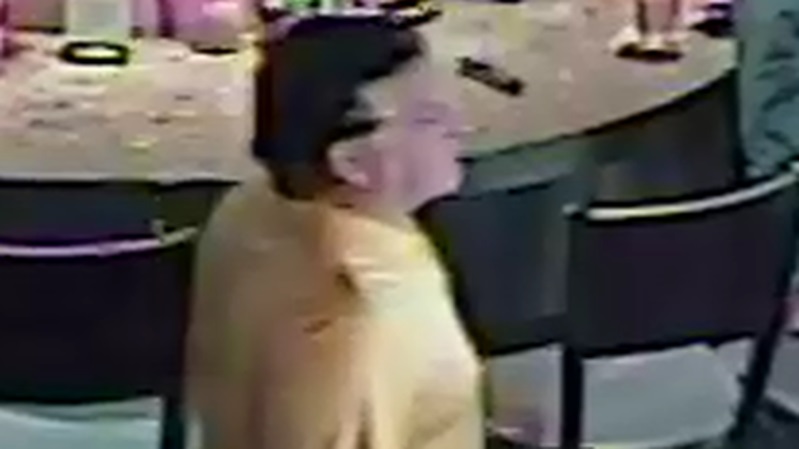 حمله به یک زن مسلمان در یک رستوران در آمریکا
