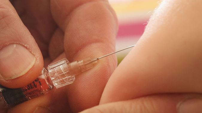 پرستار به خاطر مرگ دو کودک دقایقی پس از دریافت واکسن، متهم شد