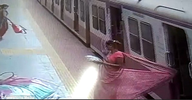لحظه دلخراش گیرکردن لباس زن هندی به درب قطار +فیلم