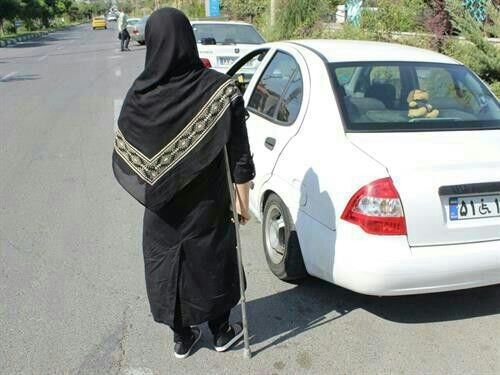 مشقت های یک زن معلول؛ از اعتیاد خانواده تا رانندگی سرویس مدارس/ چرخی که برای خودکفایی یک سرپرست خانوار کرجی می‌ چرخد