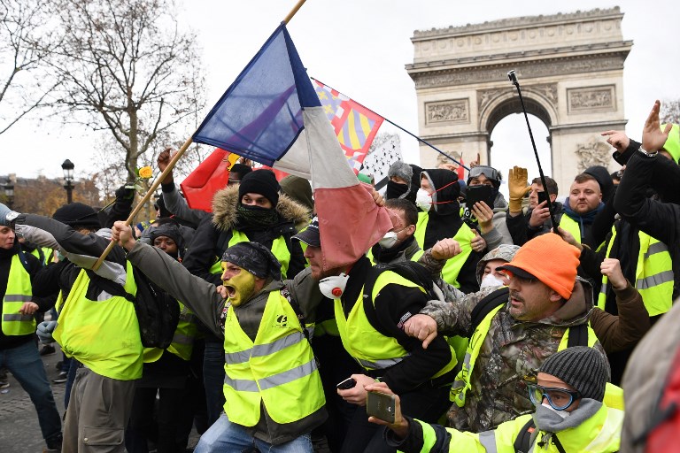 هنوز انقلابی در فرانسه رخ نداده، اما مکرون و جلیقه زردها باید جدی باشند