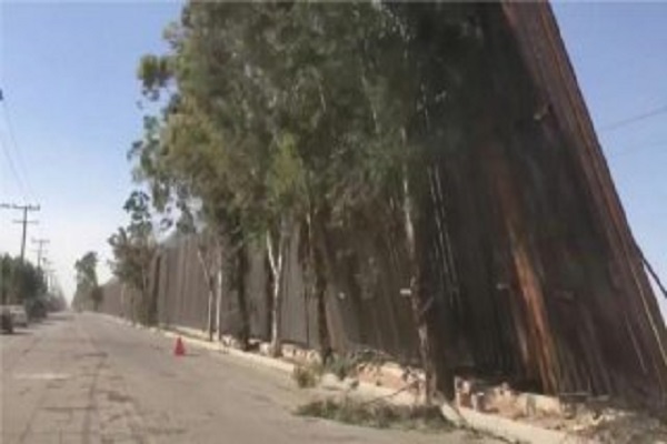 ریزش بخشی از دیوار مرزی کالیفرنیای آمریکا در اثر وزش باد!/ مصادره زمین های خصوصی برای ساخت دیواری غیر قانونی